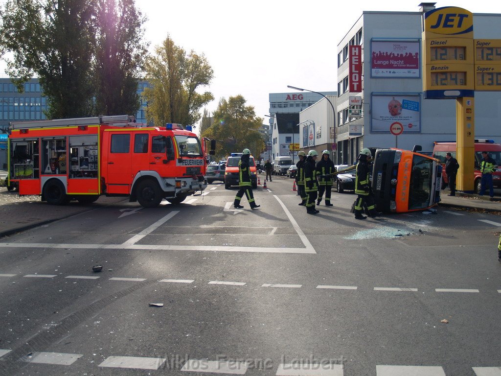 Schwerer VU Notarzt Pkw Koeln Ehrenfeld Weinsbergstr Oskar 19.JPG